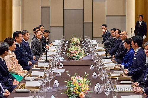 이재명 대통령과 김혜경 여사가 13일 일본 나라현의 한 호텔에서 열린 한일 정상 만찬에서 다카이치 사나에 일본 총리의 발언을 듣고 있다. 2026.1.13 [사진=연합뉴스]