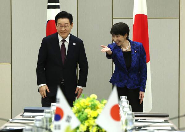 다카이치 사나에 일본 총리가 13일 일본 나라현 한일 정상회담장에서 이재명 대통령과 악수 후 자리를 안내하고 있다. 2026.1.13 [사진=연합뉴스]