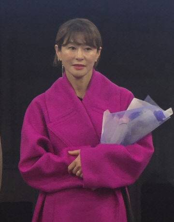 배우 예지원 이 무대 인사하고 있다.        사진 한성일 기자