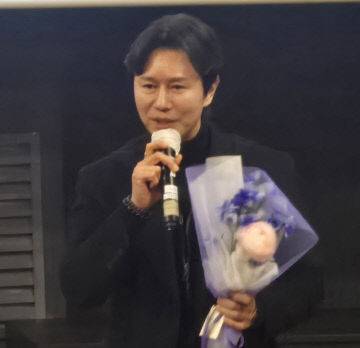배우 김민종이 무대 인사하고 있다.      사진 한성일 기자