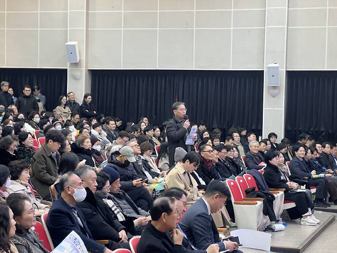 19일 광주 동구청 대회의실에서 광주·전남 행정통합 동구권역 합동공청회가 열렸다. 사진은 질문을 하고 있는 시민 모습. /박건우 기자