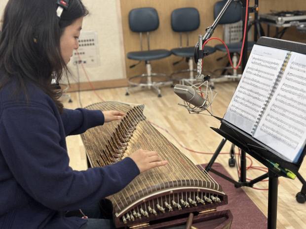 가야금 연주자 장예은이 녹음하는 모습