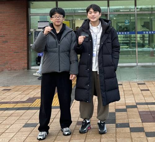 ◇태백시청·황지중 레슬링팀이 지난 12일부터 15일까지 인제 원통체육관에서 열린 2026 국가대표 2차 선발전 및 미래국가대표 선발전에서 다수의 입상자를 배출하며 우수한 성과를 거뒀다. 사진 왼쪽부터 황지중 김성훈 선수, 이재훈 지도자.