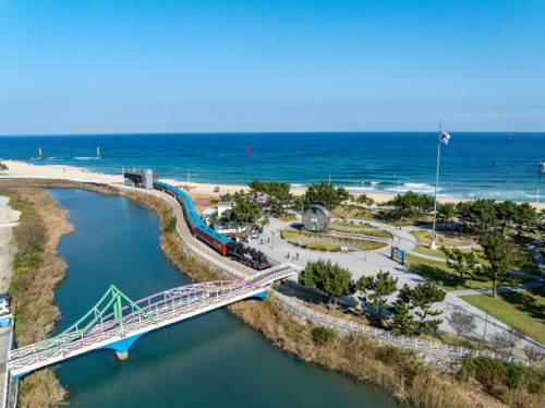 ◇강릉시가 ‘2026~2027 강릉 방문의 해’를 맞아 월별 테마로 강릉의 자연과 문화, 축제를 소개하는 ‘이달의 추천여행지’ 프로그램을 본격 운영하는 가운데 1월 추천 여행지로 정동진 모래시계 공원을 선정했다.