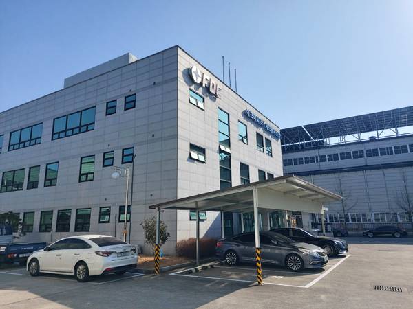 김해 주촌면 골든루트산업단지 내 에프디씨 본사 전경. /허충호 기자