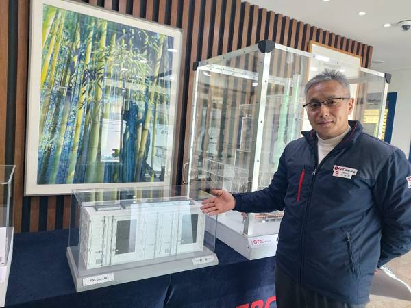 이종원 대표가 자사 개발 럽처 디스크가 적용되는 부분을 모형을 통해 설명하고 있다. / 허충호 기자