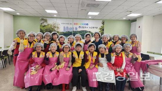 ▲ 수암적십자봉사회 회원들이 선암호수노인복지관에서 급식봉사를 한 후 단체사진을 촬영하고 있다. 최미현 수암적십자봉사회 회장 제공