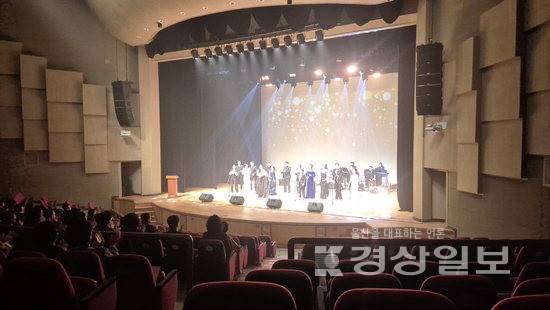 ▲ 통합 문화이용권(문화누리카드)가 시행된지 10년이 넘었지만 홍보 부족과 부족한 이용 가능 가맹점 수 등으로 공연, 전시 등 순수예술에 대한 이용은 저조한 것으로 나타났다. 사진은 시민들이 공연을 감상하고 있는 모습.