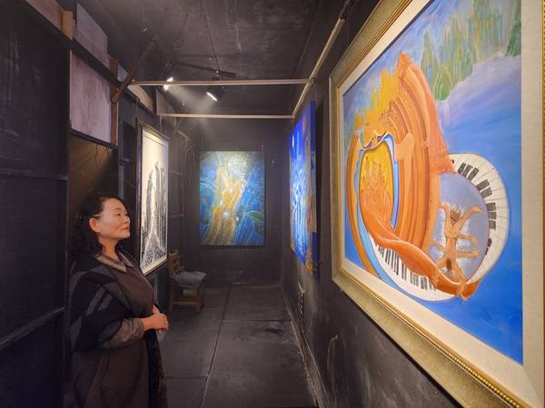 17일 창원 빨간객석 소극장에서 <도시의 독백-사물들의 제의>가 열리고 있다. 한 관람객이 진병식 작가의 작품을 관람하고 있다. /류민기 기자