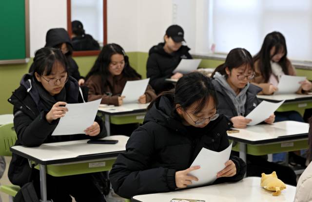 2026학년도 대학수학능력시험(수능) 성적표 배부일인 지난달 5일 대구여자고등학교 3학년 교실에서 수험생이 수능 성적표를 확인하고 있다. 매일신문 DB