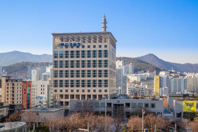 경찰이 지난달부터 공무직 직원 정년을 65세로 늘리기로 했다. 부산경찰청 전경. 부산일보DB