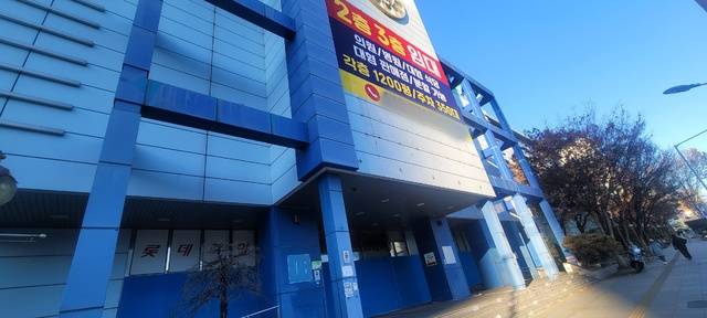 옛 대구 서구 홈플러스 내당점 건물에 장보고 식자재마트가 입점을 앞두고 있다. 현재까지 정확한 매장 규모는 파악되지 않았지만 1층에 매장이 운영되는 것으로 파악됐다. 권영진 기자