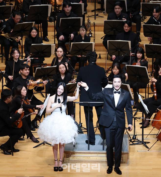 17일 서울 송파구 롯데콘서트홀에서 열린 ‘2026 이데일리 신년음악회’에서 뮤지컬배우 민우혁(오른쪽), 아이비가 ‘더 프레이어’를 부른 뒤 관객에 인사하고 있다. (사진=노진환 기자)