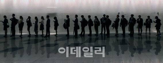 채용박람회를 찾은 취업 준비생들이 면접 대기실로 향하며 길게 줄지어 서있다.[사진=이데일리 노진환 기자]