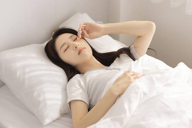 각막은 매우 얇고 예민해 손으로 압박을 주면 미세한 상처가 반복해서 생길 수 있다. 사진=클립아트코리아