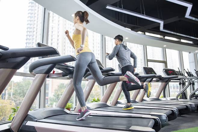 나이 들수록 근육량이 줄어들기 쉬운데, 유산소 운동만 계속 반복하면 살과 함께 근육도 빠질 수 있다. 사진=클립아트코리아