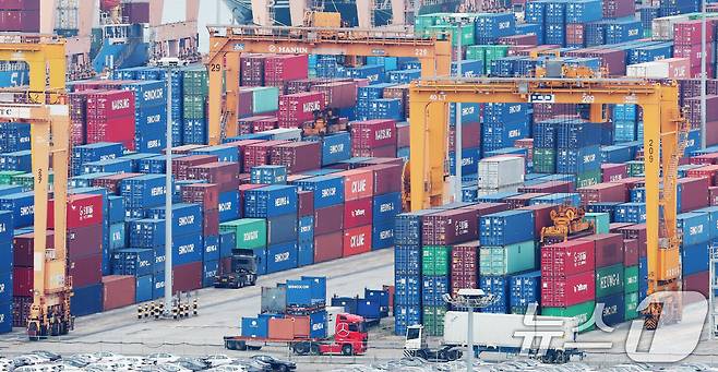 경기 평택시 포승읍 평택항에 수출용 컨테이너가 쌓여있는 모습.ⓒ News1 김영운 기자