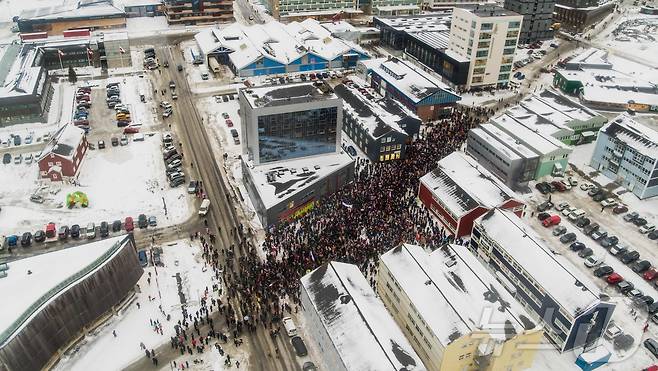 덴마크령 그린란드 수도 누크에서 시민들이 17일 거리로 나와 미국의 병합 시도에 반대하는 시위를 벌이고 있다. 2026.1.17 ⓒ AFP=뉴스1 ⓒ News1 강민경 기자