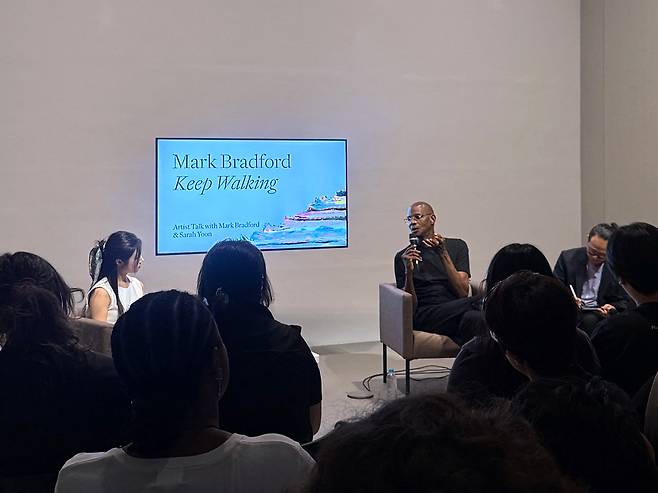 아모레퍼시픽미술관은 세계적인 현대미술가 마크 브래드포드의 국내 첫 개인전 'Mark Bradford: Keep Walking'을 3월 1일까지 5주 연장한다.(아모레퍼시픽미술관제공)