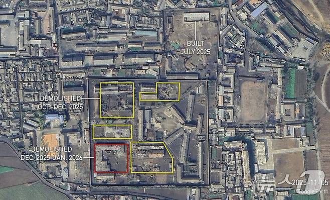 북한 전문 매체 NK뉴스는 최근 위성사진 전문업체 플래닛랩스의 위성사진을 분석한 결과, 약 20에이커(8헥타르) 규모의 사리원 중앙 교화소 부지 내에서 노후·훼손된 건물의 절반 이상이 지난해 10월부터 이달 중순 사이 철거됐다고 보도했다.(NK뉴스 갈무리).