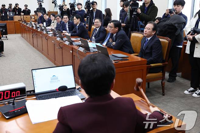 임이자 위원장이 19일 서울 여의도 국회에서 열린 재정경제기획위원회에서 정회를 선포하고 있다. ⓒ News1 신웅수 기자