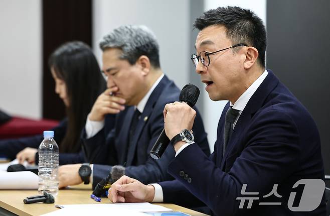 윤석열 전 대통령측 변호인단(왼쪽부터 유정화, 송진화, 최지우 변호사)이 19일 서울 서초구 한 사무실에서 기자회견을 열고 윤 전 대통령의 체포방해 혐의 징역 5년 선고에 대한 입장을 밝히고 있다. 2026.1.19/뉴스1 ⓒ News1 김도우 기자