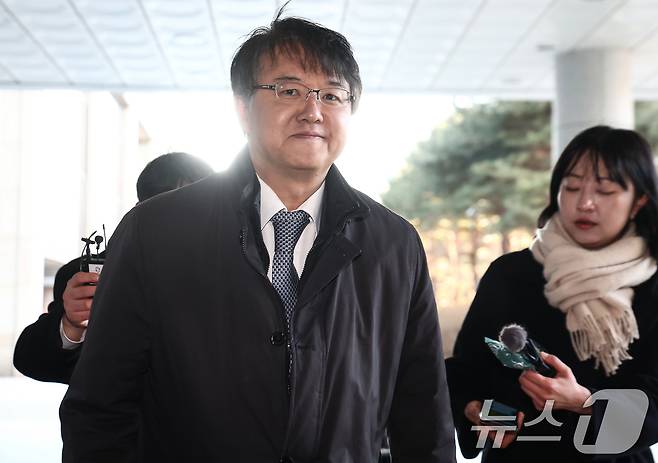 통일교와 신천지의 정교유착 의혹을 수사하는 합동수사본부를 이끌게 된 김태훈 본부장이 8일 오전 서울 서초구 서울고등검찰청으로 출근하고 있다./뉴스1 ⓒ News1 김민지 기자