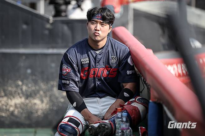 롯데 손성빈이 더그아웃에서 몸을 풀고 있다. 사진 | 롯데 자이언츠