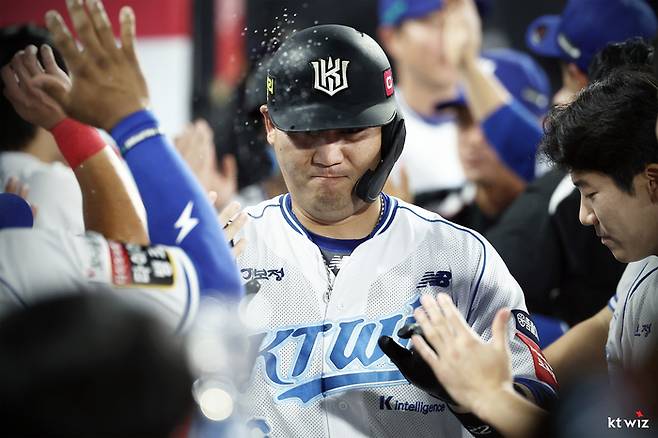 장성우가 선수들과 하이파이브를 하고 있다. 사진 | KT 위즈