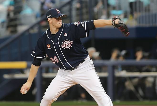 두산 플렉센이 서울 고척스카이돔에서 열린 2020 KBO리그 한국시리즈 NC와 2차전에 선발 등판해 역투하고 있다. 사진 | 두산 베어스