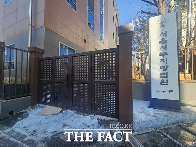 서울서부지법이 서부지법 폭동 사태 이후 낮고 넓은 후문의 높이를 높이고 문 폭을 좁게 설계해 재설치하는 등 법원 시설과 보안 강화에 주력했다. /김명주 기자