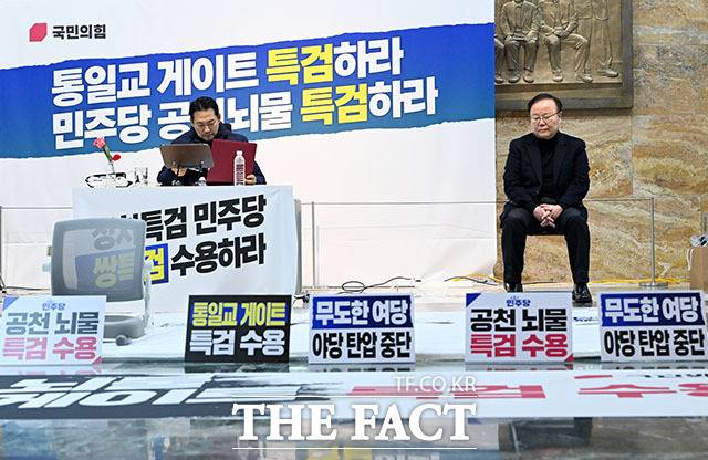 김재원 국민의힘 최고위원(오른쪽)이 19일 오전 서울 여의도 국회 로텐더홀에서 장동혁 대표와 동조단식을 하고 있다. /국회=남용희 기자