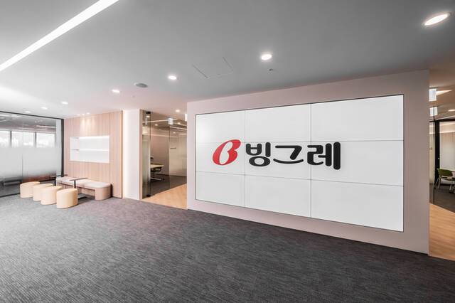빙그레가 해태아이스크림 인수 후 5년여 만에 합병을 알렸지만, 동시에 희망퇴직을 단행해 그 배경에 이목이 쏠린다. 빙그레는 해태아이스크림 인수 후 롯데웰푸드와 함께 국내 빙과시장 양강 주자로 올라선다. /빙그레