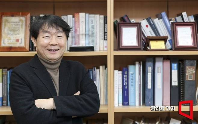 신관호 한국금융학회장이 지난 7일 서울 성북구 고려대학교 정경관에서 인터뷰에 앞서 포즈를 취하고 있다.