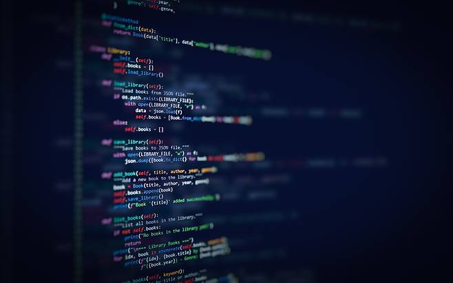 컴퓨터 화면 위 프로그래밍 코드./게티이미지코리아