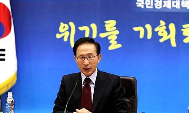 제2차 외환위기가 닥친 2008년 글로벌 금융위기 때 이명박 대통령은 경제위기 때에는 현금 확보가 가장 중요하다며 달러 구하기에 나서라고 지시했다. 사진은 국민경제대책회의를 주재하는 이명박 대통령./조선일보 DB