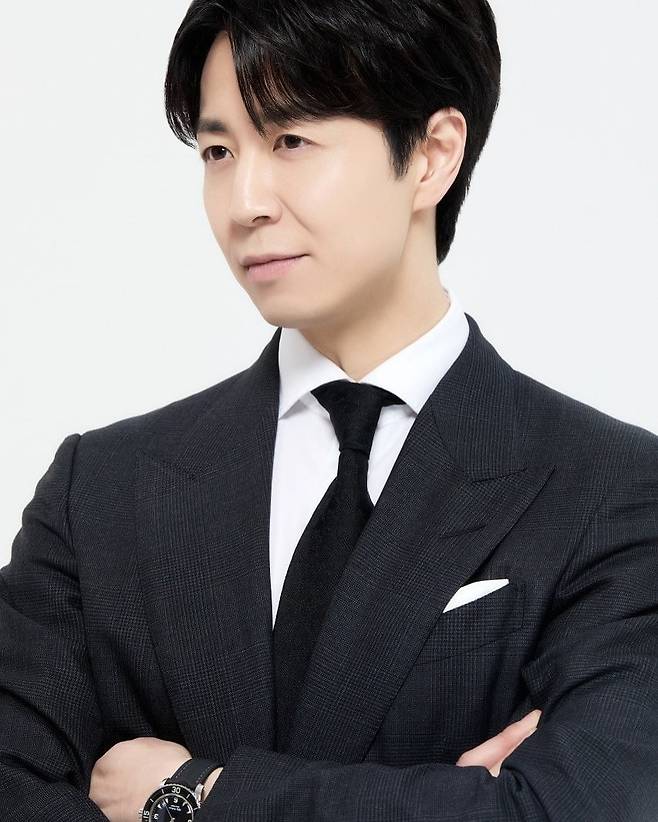 지금 가장 영향력 있는 스타일 아이콘으로 떠오른 손종원 셰프. 특히 모던 클래식의 수트 핏이 화제다. @jw.sson