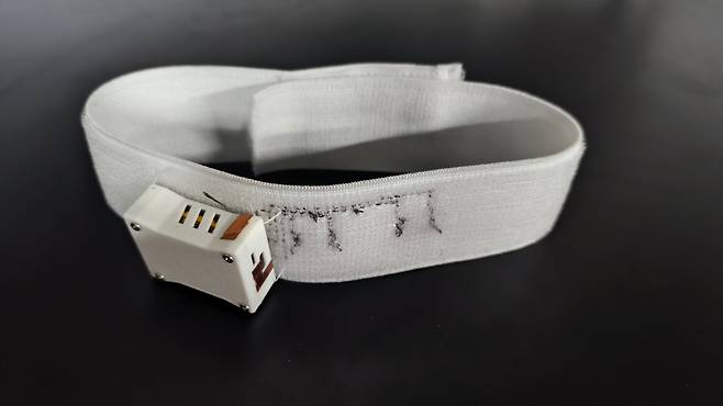 영국 케임브리지대 연구진은 목에 두르는 초커(목걸이) 형태의 웨어러블 기기 ‘리보이스(Revoice)’를 개발했다./케임브리지대