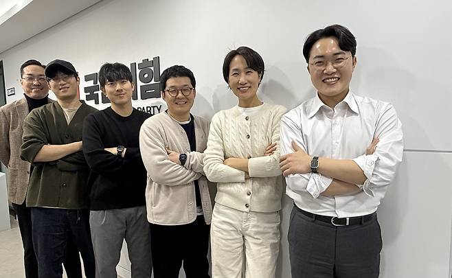국민의힘 김수민 브랜드전략 태스크포스(TF) 단장(오른쪽 두 번째)과 TF 단원들이 18일 서울 여의도 중앙당사에서 회의에 앞서 기념사진 촬영을 하고 있다. TF 제공