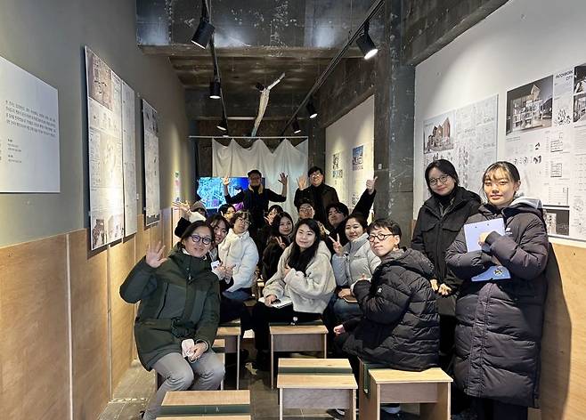 부산대학교 건축학과 BK21 사업단이 금정구 금정로 일대 유휴 상가를 활용해 1월 한달 간 전시·강연·공연·체험 행사를 진행하고 있다. 빈 점포를 활용한 팝업 문화공간에서 건축학과 학생들이 포즈를 취하고 있다. 부산대 제공