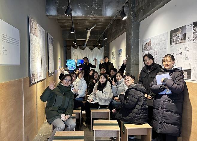 부산대학교 건축학과 BK21 사업단이 금정구 금정로 일대 유휴 상가를 활용해 1월 한달 간 전시·강연·공연·체험 행사를 진행하고 있다. 빈 점포를 활용한 팝업 문화공간에서 건축학과 학생들이 포즈를 취하고 있다. 부산대 제공