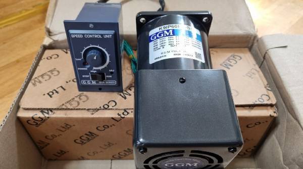 14인치 브라운관을 움직여줄 전동기. 오토바이용이라고 한다