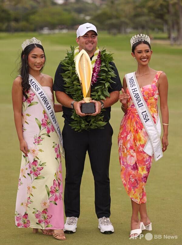 2026년 미국프로골프(PGA) 투어 개막전 '소니 오픈 인 하와이' 우승을 차지한 크리스 고터럽(미국)이 미스 하와이 틴, 미스 하와이 USA와 함께 포즈를 취하는 모습이다. 사진제공=ⓒAFPBBNews = News1 (사진을 무단으로 사용하지 마십시오.)