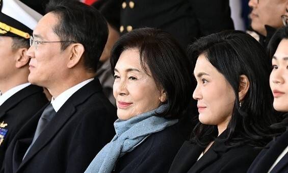 이재용 삼성전자 회장, 홍라희 리움미술관 명예관장(가운데), 이서현 삼성물산 사장이 지난해 11월28일 경남 창원시 진해구 해군사관학교에서 열린 해군사관후보생 임관식을 지켜보고 있다. 연합뉴스