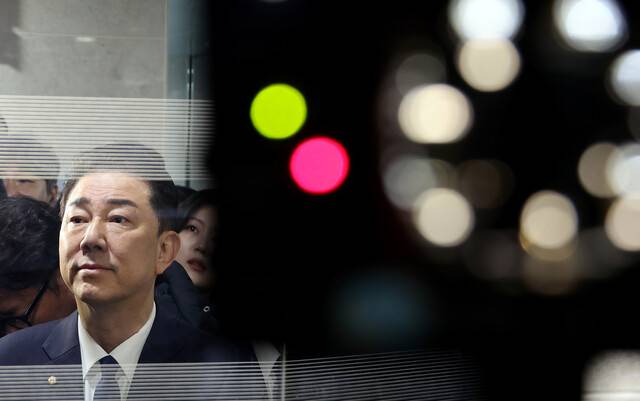 공천헌금 수수 의혹 등으로 당 윤리심판원으로부터 제명 결정 처분을 받은 김병기 더불어민주당 의원이 19일 국회 소통관에서 기자회견을 열고 “재심을 신청하지 않고 (당을) 떠나겠다”고 밝힌 뒤 엘리베이터를 타기 위해 기다리고 있다. 연합뉴스