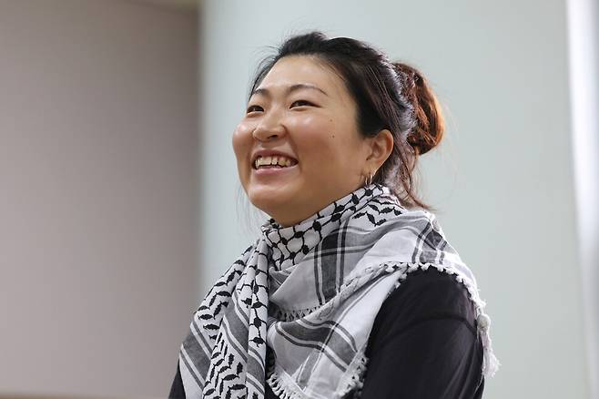 한국인 최초로 팔레스타인 가자지구 구호선단에 참여했던 활동가 해초(김아현)가 19일 오전 서울 마포구 한겨레신문사에서 한겨레와 인터뷰하고 있다. 최현수 기자 emd@hani.co.kr
