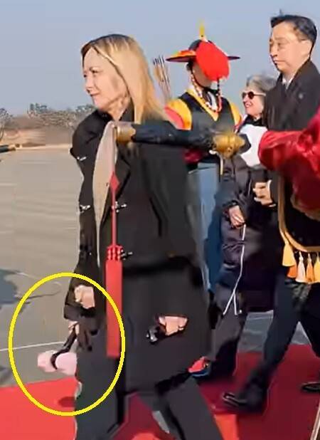 18일 서울공항을 통해 입국한 조르자 멜로니 이탈리아 총리가 딸 지네브라의 손을 잡고 전용기에서 내리고 있다. 딸의 모습은 안보이지만 딸이 들고 있는 블랙핑크 응원봉(노란 원)이 보인다.멜로니 총리 유튜브 갈무리