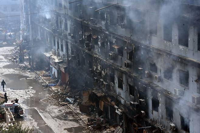 17일 대규모 화재가 발생한 파키스탄 남부 카라치의 쇼핑몰에서 19일까지도 검은 연기가 타오르고 있다. 신화 연합뉴스