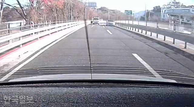 지난해 11월 10일 충북 옥천군에서 발생한 마라톤 선수 사망 사고 장면. 김종윤 선수 뒤로 사고 트럭이 아무 제지 없이 빠른 속도로 주행해오고 있다. 유족 측 제공