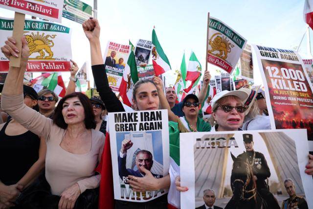 19일 미국 로스앤젤레스에서 이란의 반정부 시위를 지지하는 집회가 열리고 있다. 로스앤젤레스=로이터 연합뉴스